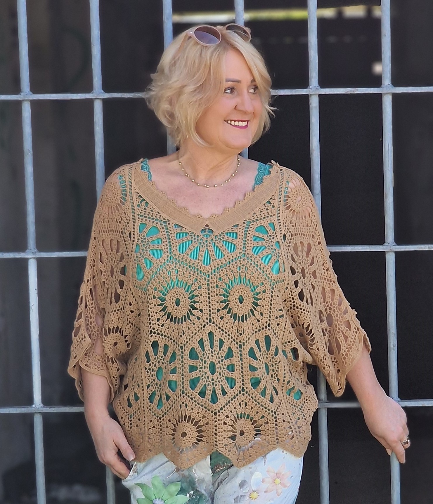 kurze Häkeltunika  – leichte Oberteil im Boho Style – Häkeloberteil – Ibiza Look Oberteil in Schwarz