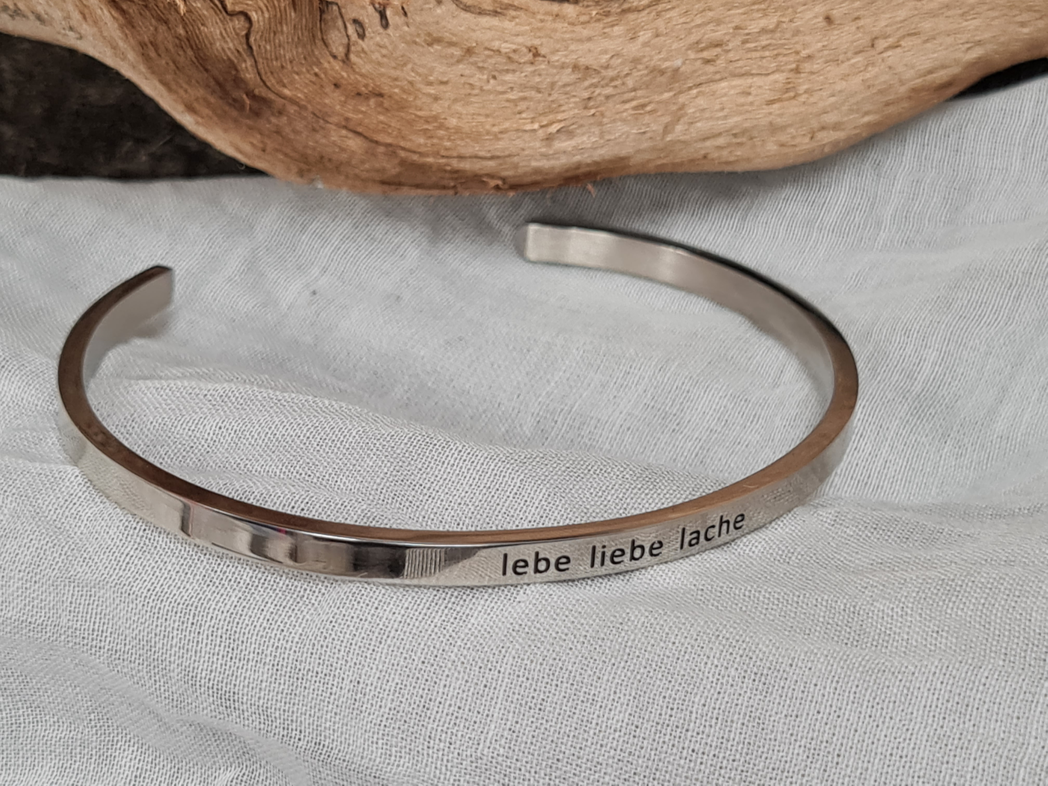 Blumenkind Armreif mit dem Spruch– Armband mit Gravur "Lebe Liebe Lache"