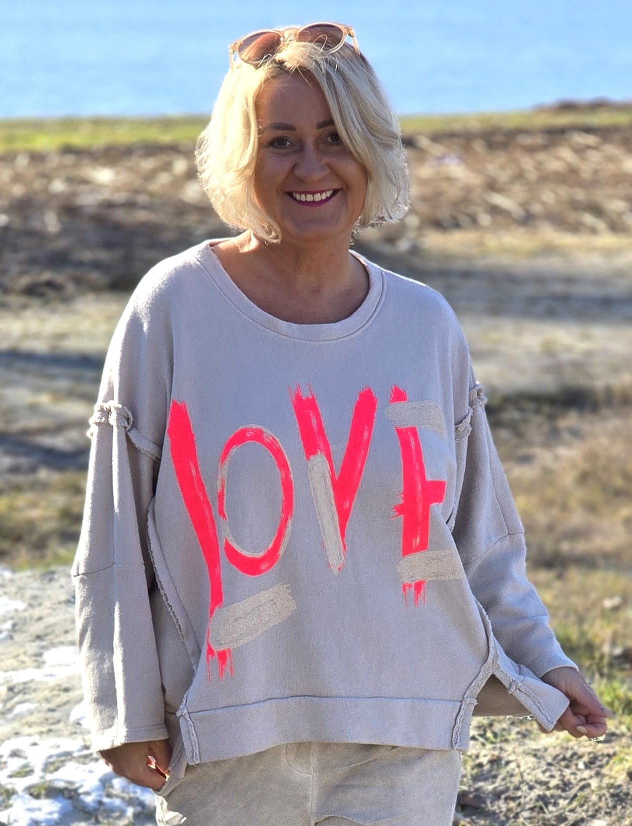 Sweatshirt mit Neonschriftzug „Love“ – Sweat – Longsleeve – Damen Sommeroberteil – Made in Italy 
