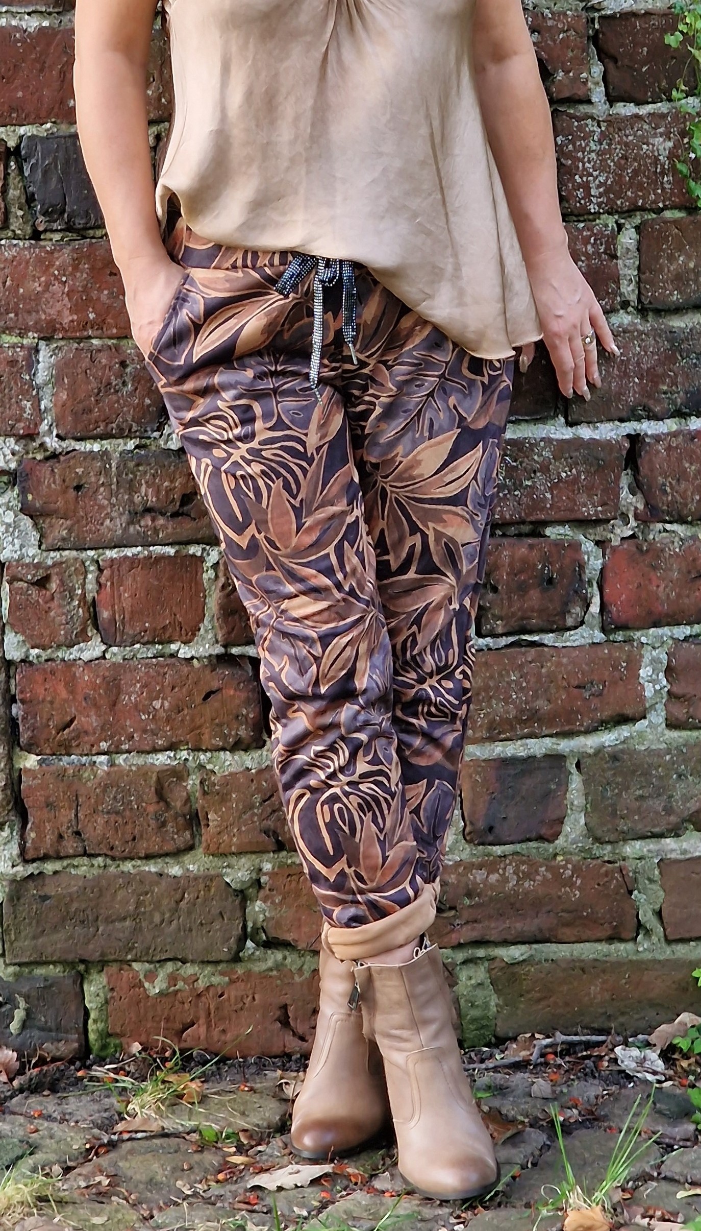 Jogpants in Velour-Optik  "Herbstblätter braun" – Jogg Pants in Veloursleder-Imitat – Schlupfhose   